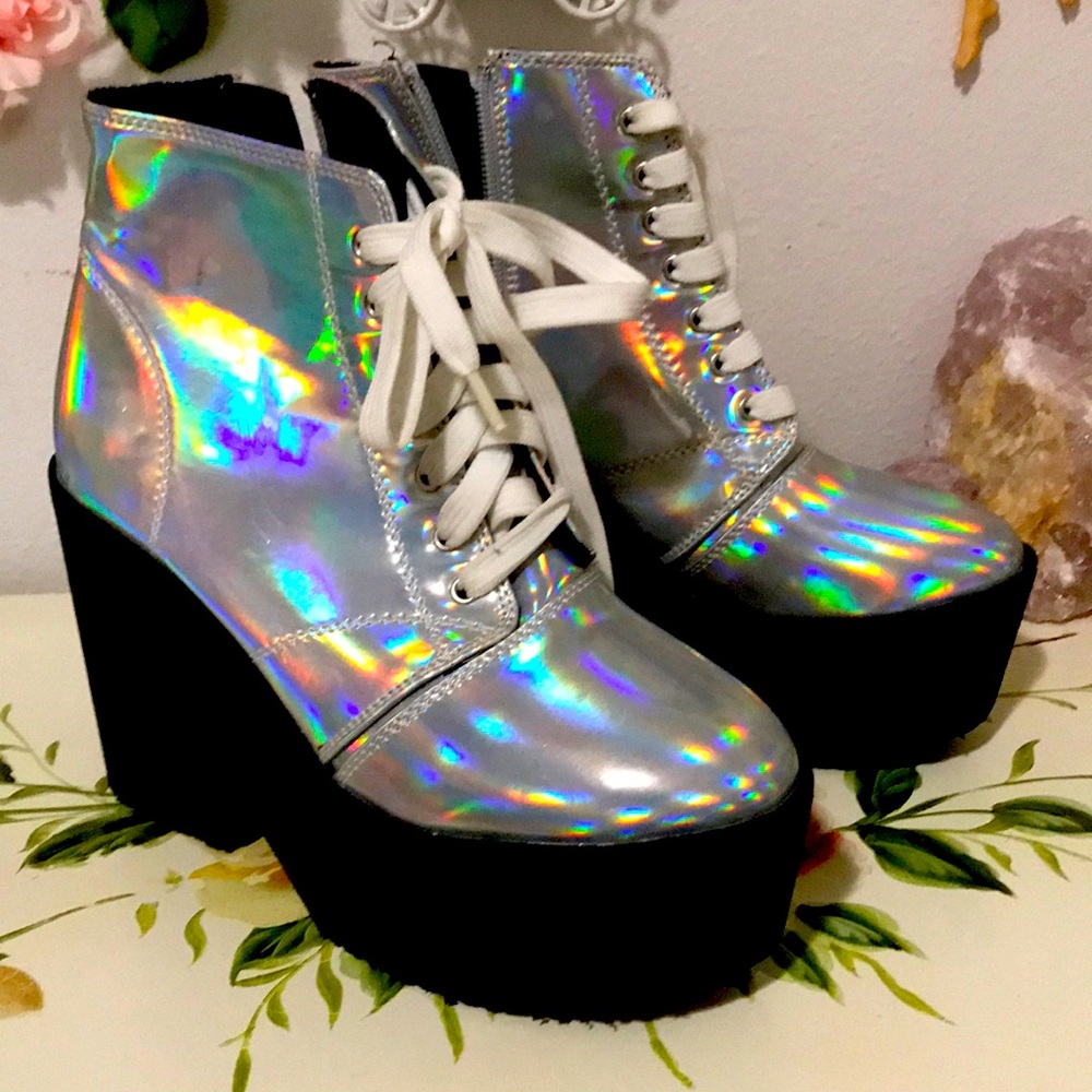 Holographic platform boots
